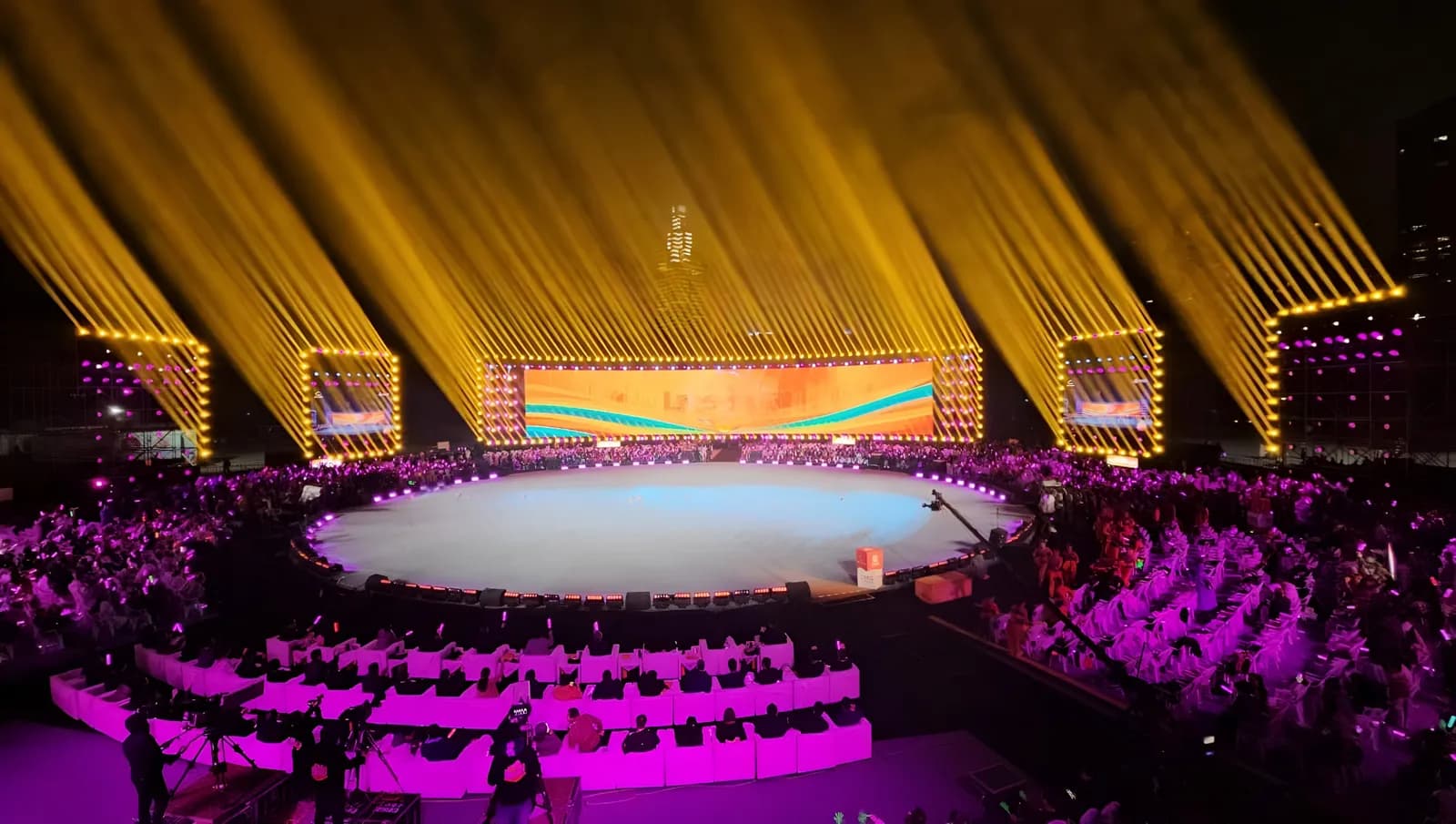 مهرجان داخل خيمة كبرى بمسرح دائري