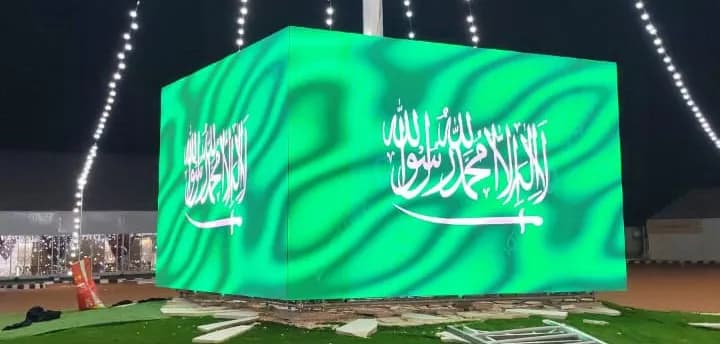 مكعب LED يعرض العلم السعودي