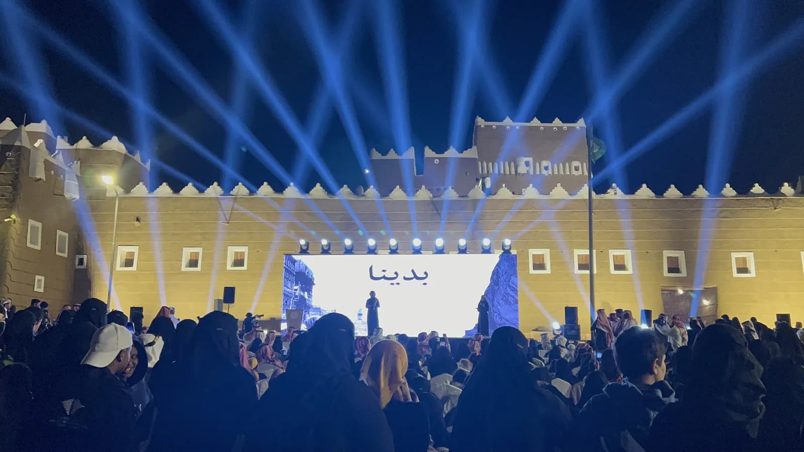 أشعة إضاءة فوق قصر تراثي